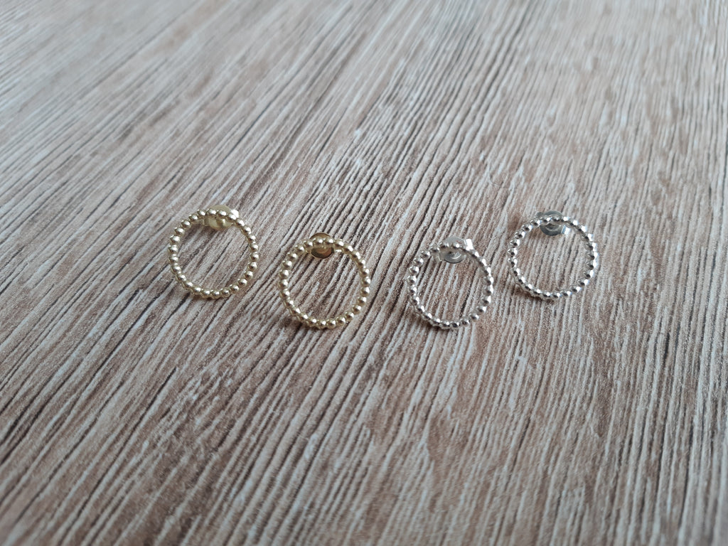 Kugeldraht-Ohrstecker aus Gold – Detailansicht 2