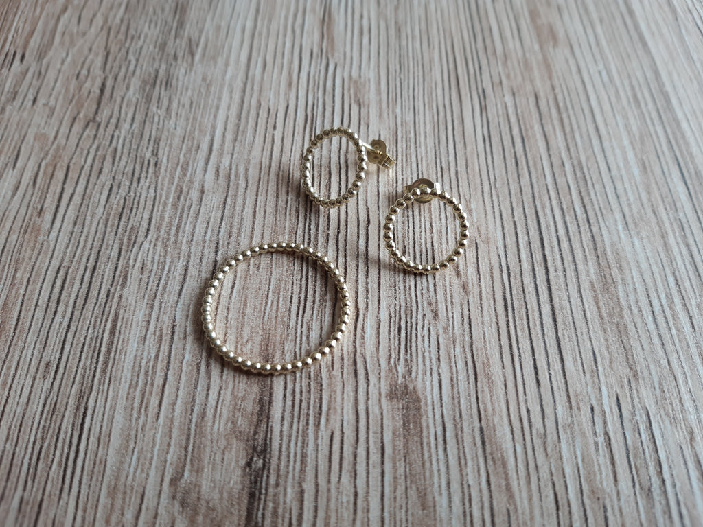 Kugeldraht-Ohrstecker aus Gold – Detailansicht 3