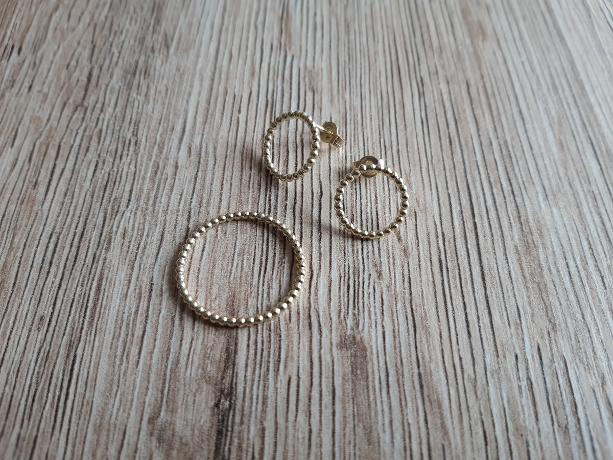 Kugeldraht-Ohrstecker aus Gold – Detailansicht 3