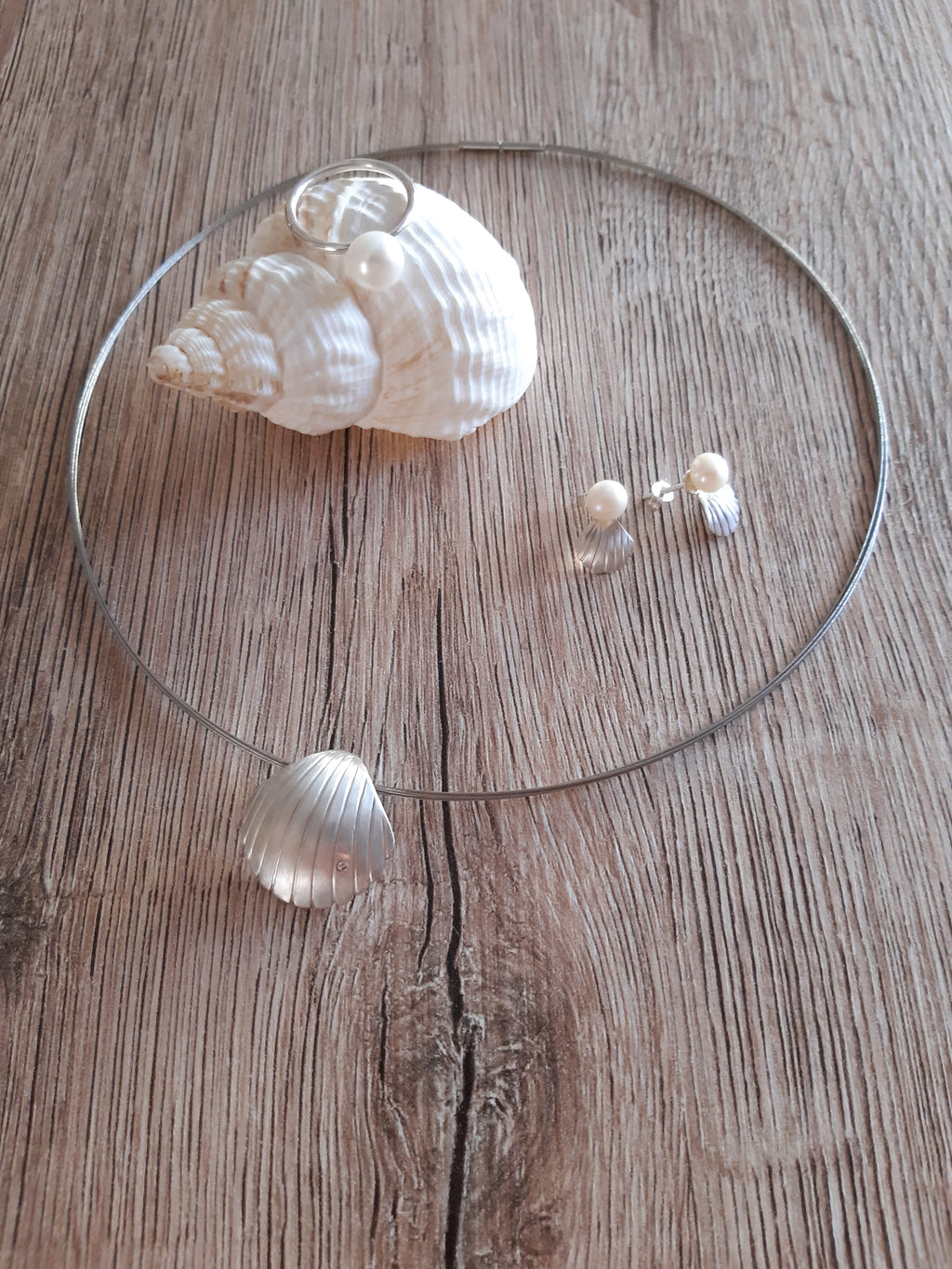 Halsreif mit Muschelanhänger und Brillant – Schmuck von Goldschmiede AS