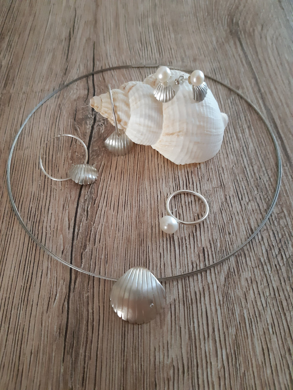 Halsreif mit Muschelanhänger und Brillant – Detailansicht 4