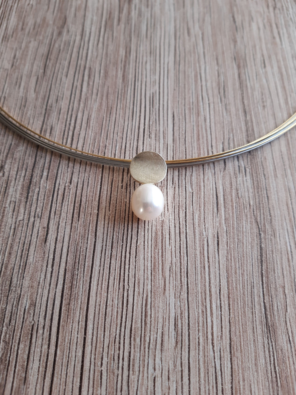 Gelbgoldanhänger mit Süßwasserzuchtperle – Schmuck von Goldschmiede AS