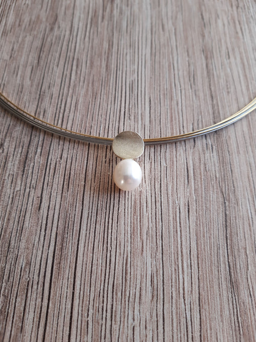 Gelbgoldanhänger mit Süßwasserzuchtperle – Schmuck von Goldschmiede AS