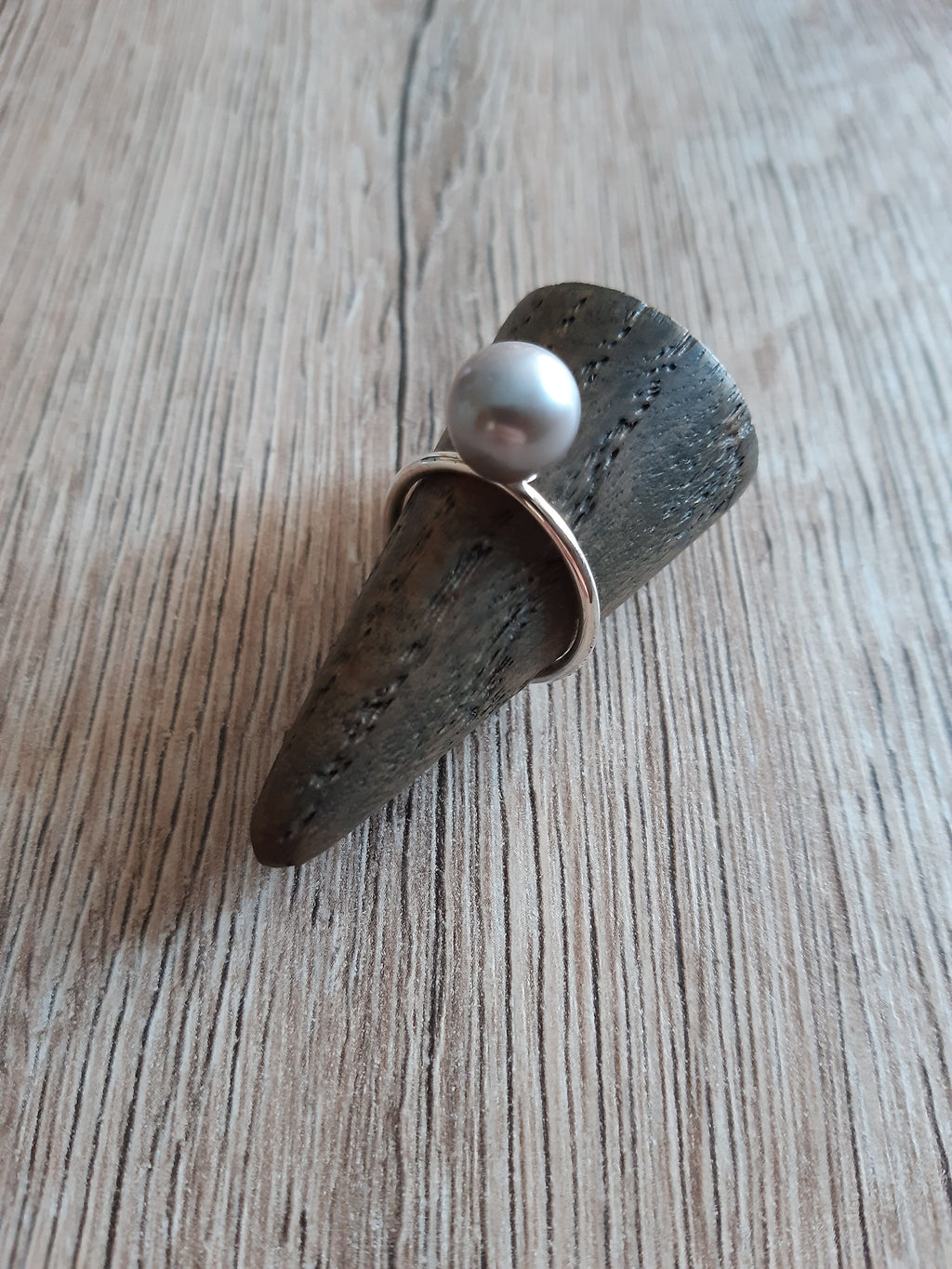 Ring mit grauer Perle – Detailansicht 2