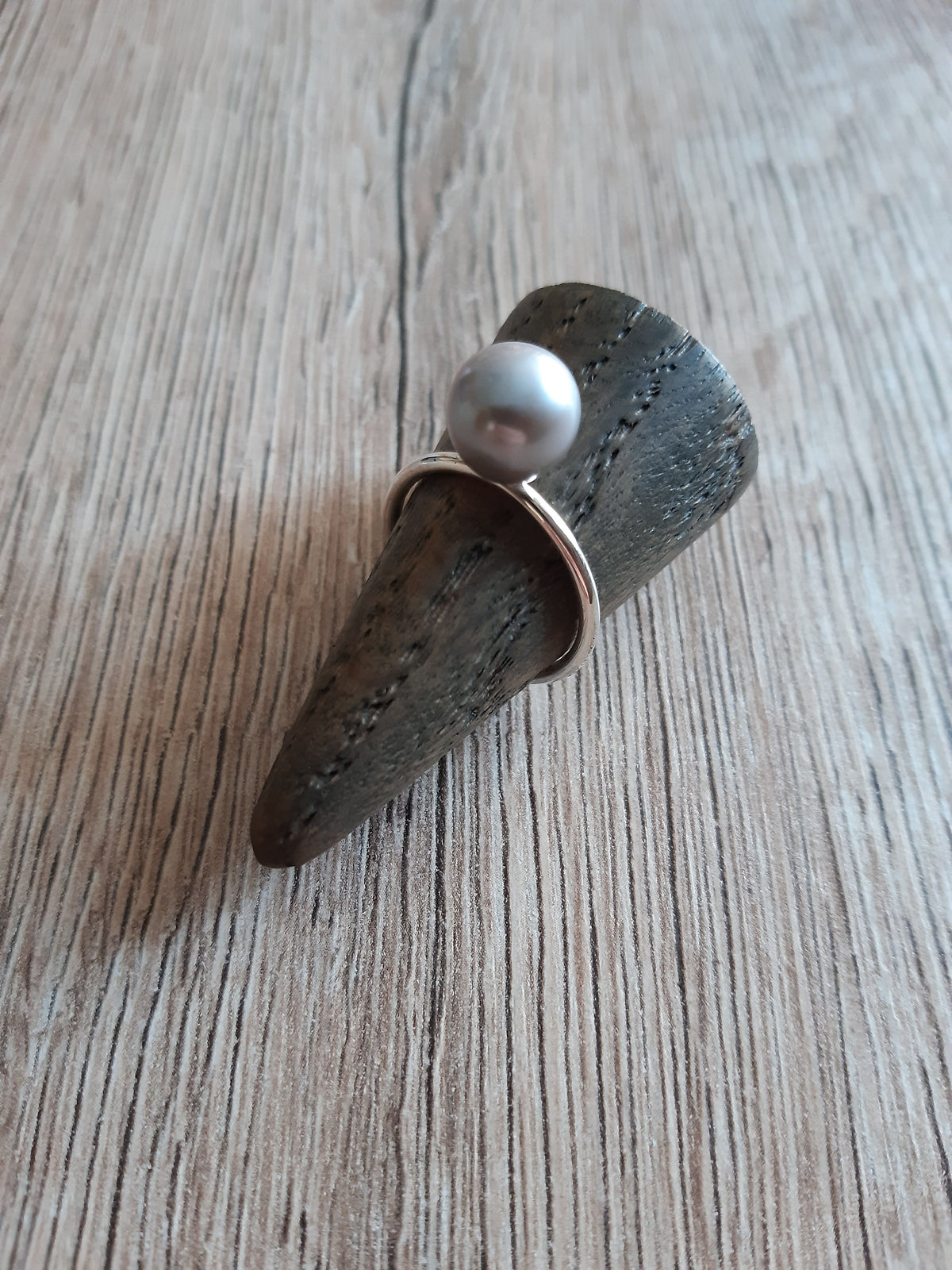 Ring mit grauer Perle – Detailansicht 2