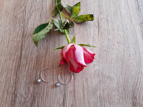 Creolen mit grauer Perle – Detailansicht 2