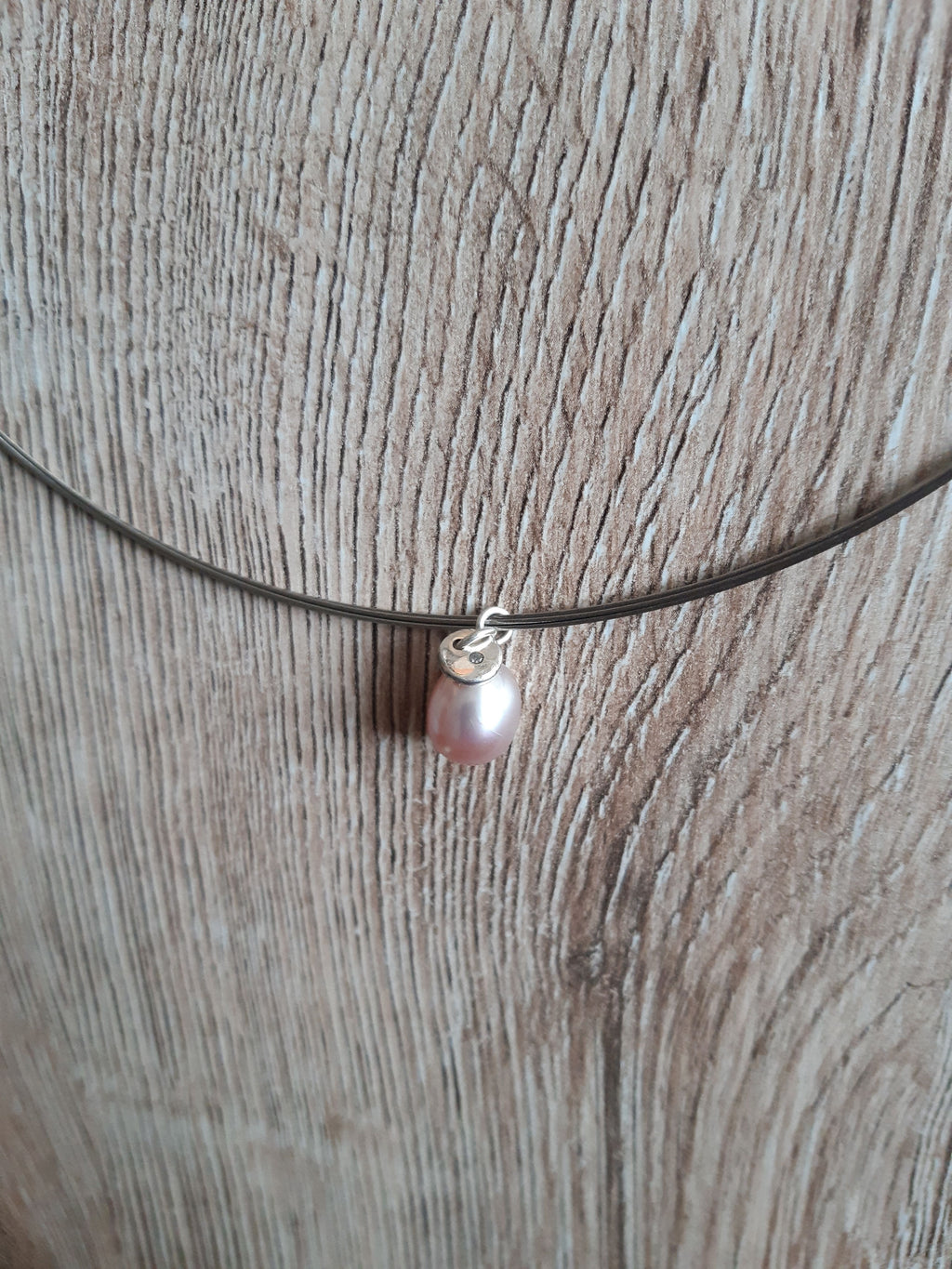 Halsreif mit Lavendel Perle und kleinem Brillant – Schmuck von Goldschmiede AS