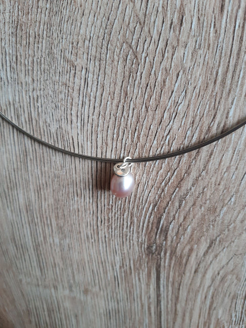 Halsreif mit Lavendel Perle und kleinem Brillant – Schmuck von Goldschmiede AS