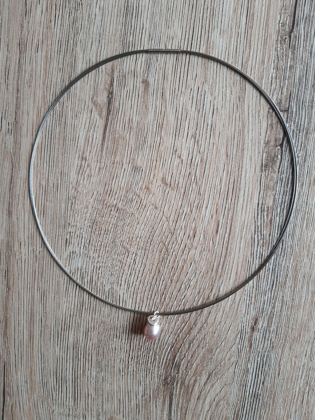 Halsreif mit Lavendel Perle und kleinem Brillant – Detailansicht 2