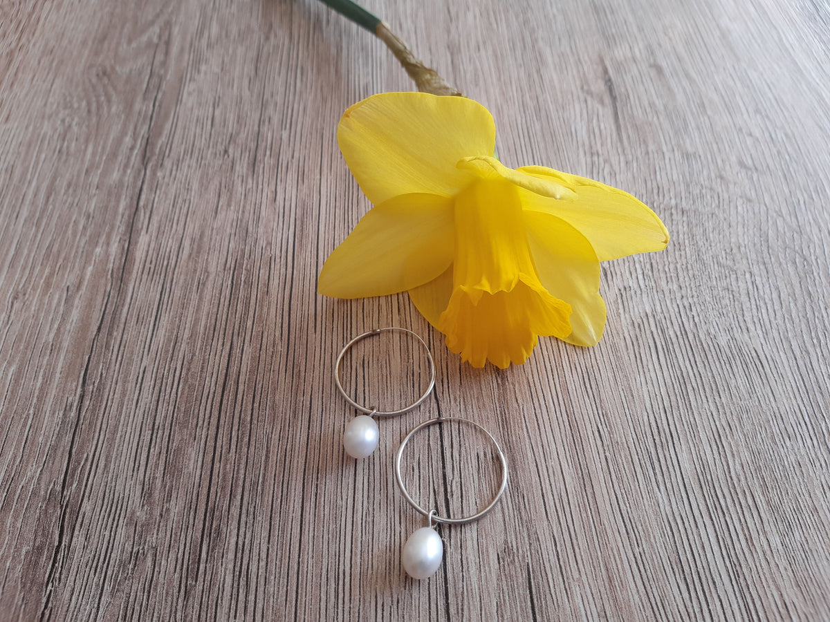 Creolen mit weißer Perle – Schmuck von Goldschmiede AS