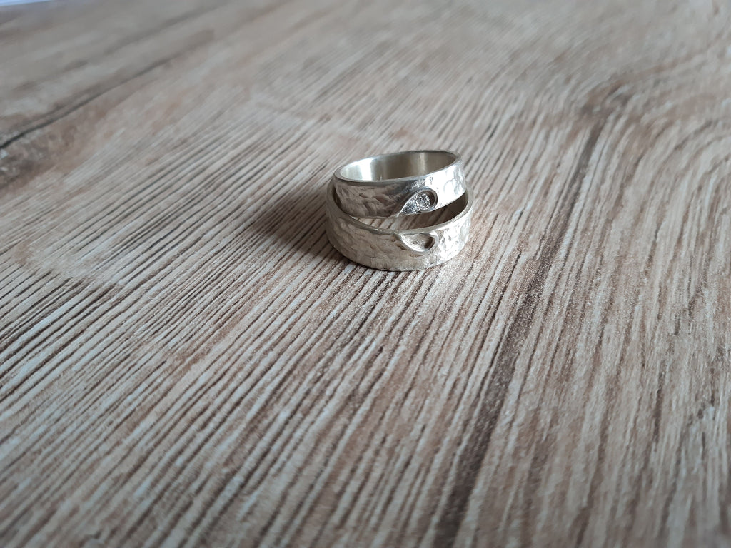 Partnerringe mit Herzmotiv und Brillant – Detailansicht 2