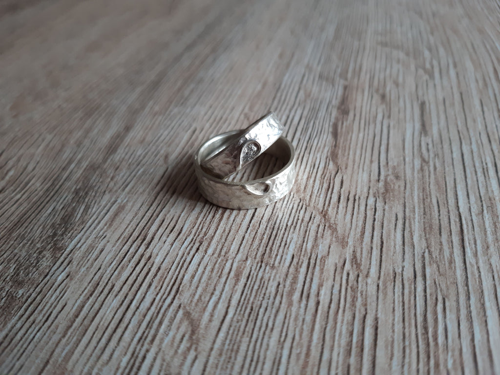 Partnerringe mit Herzmotiv und Brillant – Detailansicht 3
